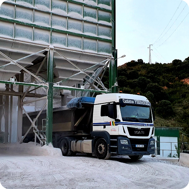 Camión bañera transportando áridos calizos desde cantera a obra en La Rioja